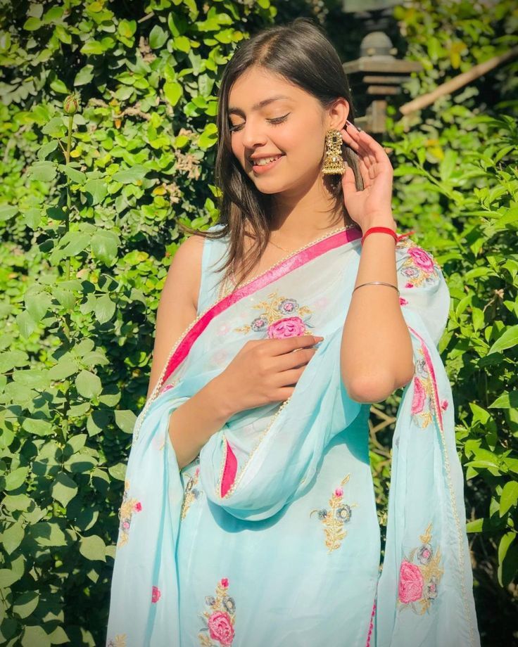 Beautiful girl Pic simple