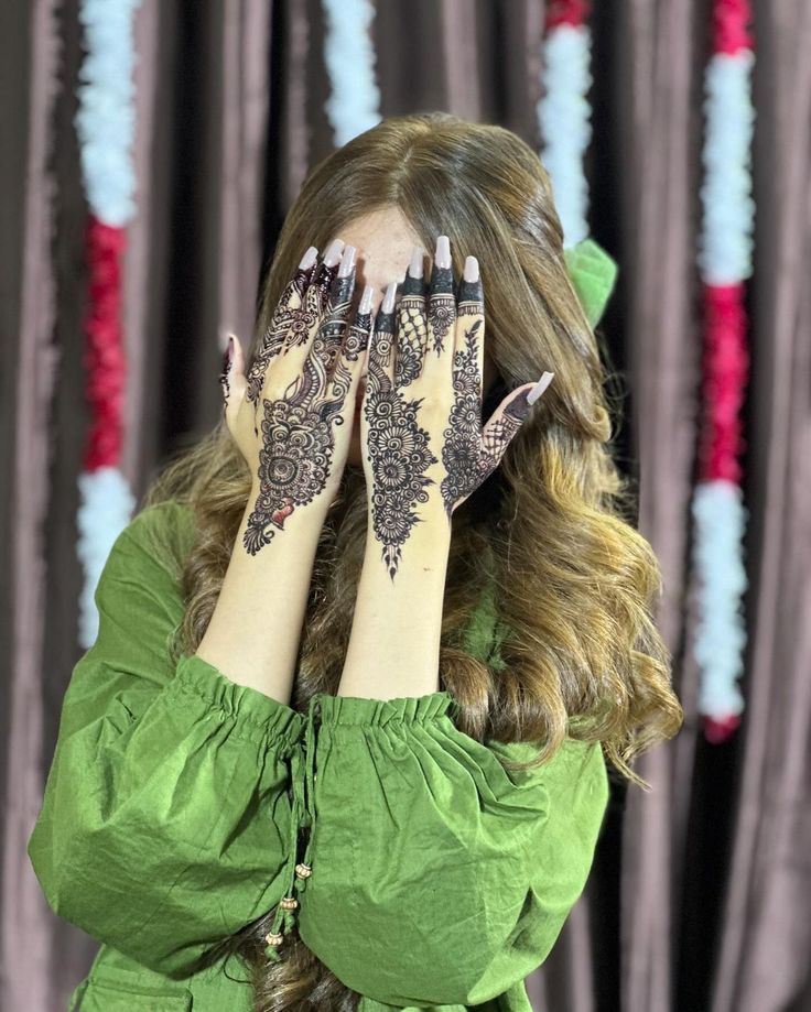 aesthetic hidden face dp girl