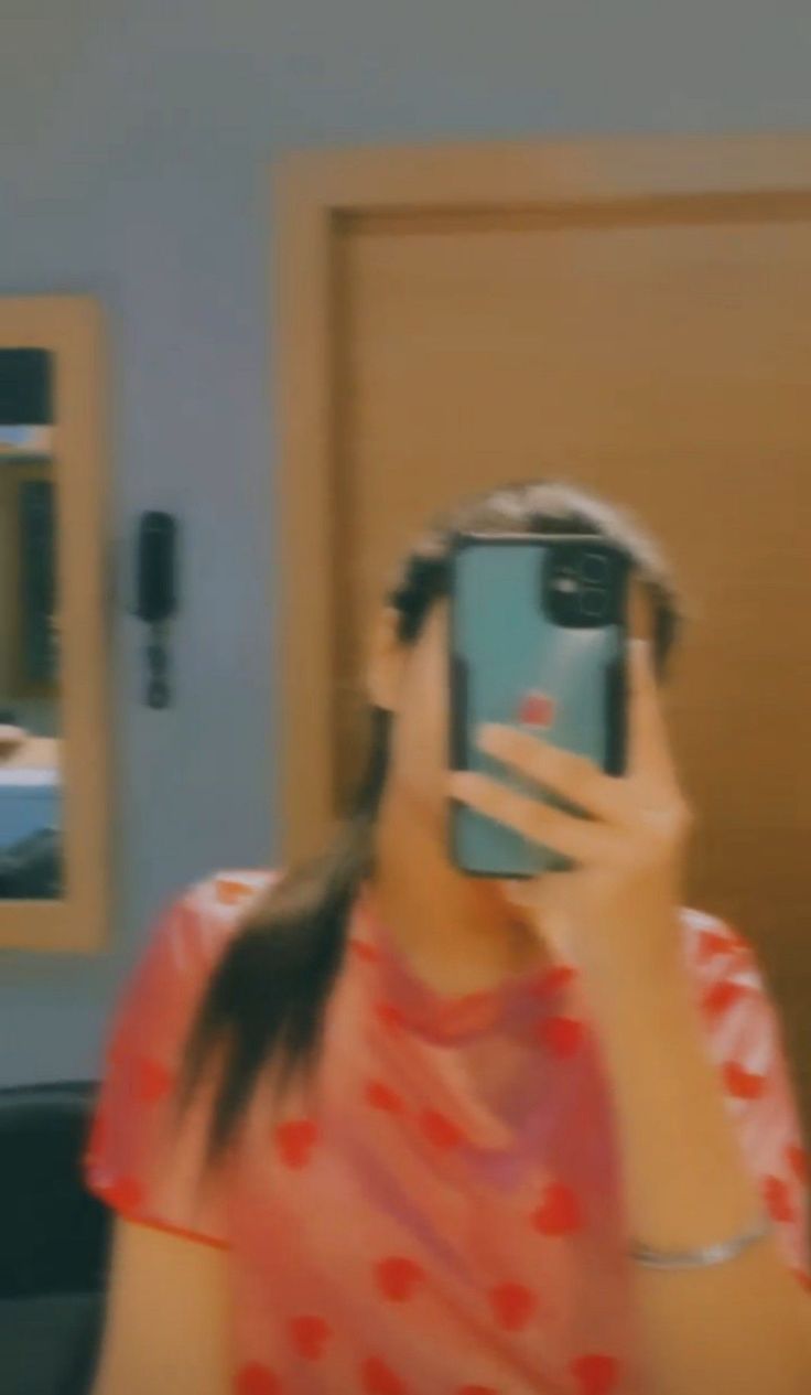 blur dp girl aesthetic mirror
