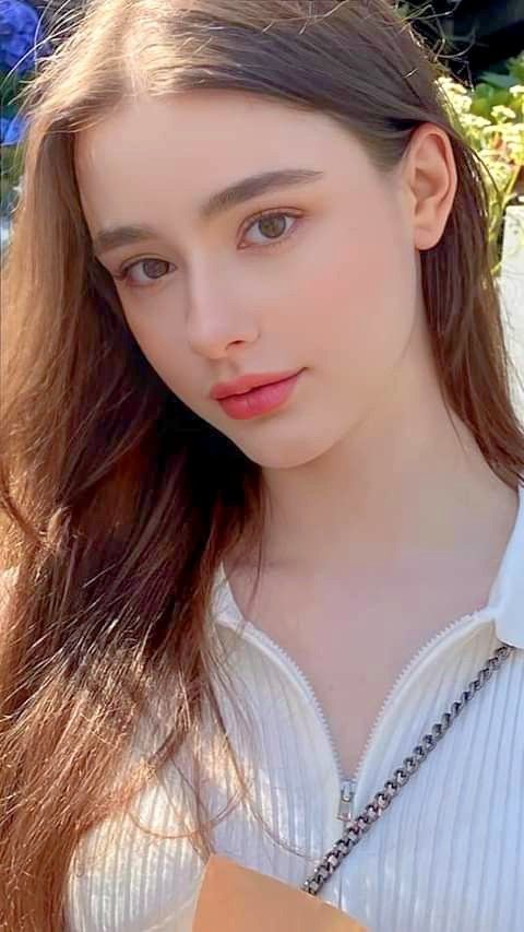 cute girl pic natural look